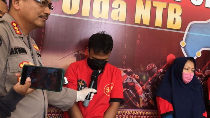 Pelaku TPPO asal Kota Madura dibekuk di Jakarta dibawa ke Mapolda NTB, Selasa (13/12/2022). Foto: Ahmad Viqi/detikBali.