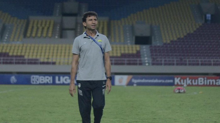 Pelatih Persib Luis Milla.