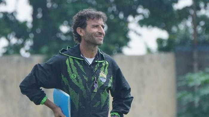 Pelatih Persib Luis Milla.