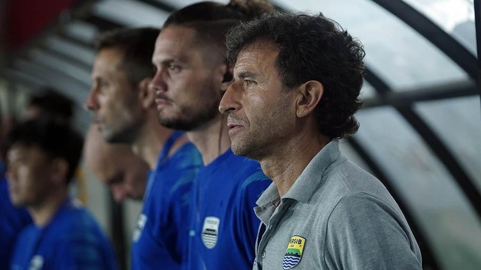 Pelatih Persib Luis Milla.