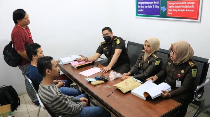 Bareskrim limpahkan 2 tersangka kasus pengedar ganja. (Foto: Dok. Kejari Banda Aceh)