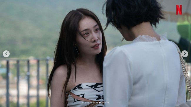 Kim Hieora baru memulai debutnya tahun lalu sebagai pemain pendukung Hospital Playlist 2, Forecasting Love and Weather, hingga Extraordinary Attorney Woo. Kini sang aktris menjelma jadi wanita problematik Lee Sa Ra dalam drama Korea The Glory. Foto: dok. Netflix