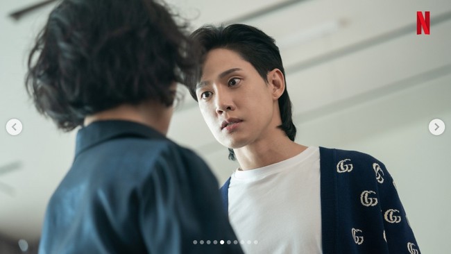 Ada pula Park Sung Hoon, aktor yang membintangi drama Korea Joseon Exorcist. Karakternya Jeon Jae Joon juga menjadi sasaran balas dendam Song Hye Kyo dalam drama Korea garapan Netflix tersebut. Foto: dok. Netflix