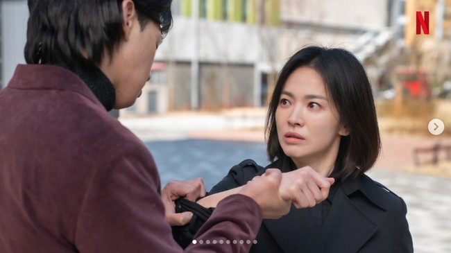 Drama Korea The Glory mengikuti kisah balas dendam Song Hye Kyo sebagai Moon Dong Eun. Karakternya menjadi korban kekerasan hingga putus sekolah. Beranjak dewasa, dia melancarkan aksi balas dendam kepada para perundung dengan menjelma jadi wali kelas SD anak-anak mereka. Foto: dok. Netflix