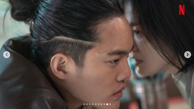 Satu lagi karakter yang membuat Song Hye Kyo geram dalam drama Korea The Glory. Kim Gun Woo sebagai Son Myung Oh. Sang aktor telah mengurasi emosi penonton drama Korea Record of Youth sebagai pemeran antagonis yang jadi rival Park Bo Gum. Foto: dok. Netflix