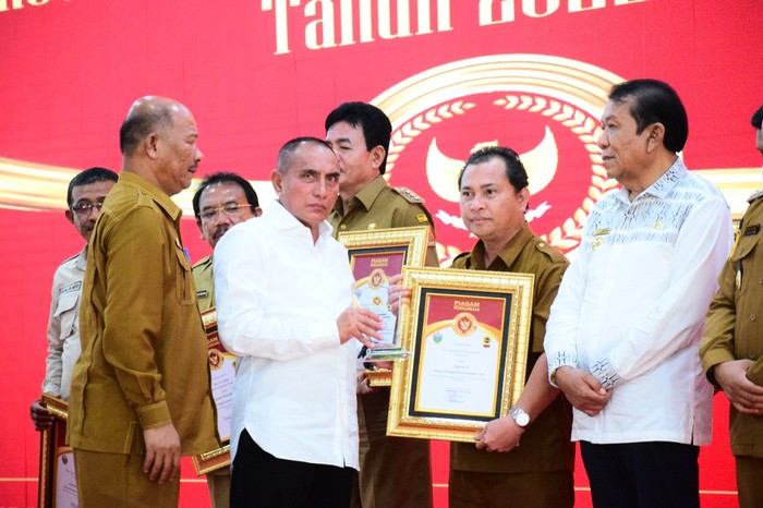 Pemerintah Kabupaten Dairi meraih Juara III pada perlombaan inovasi daerah tingkat Provinsi Sumatera Utara Tahun 2022. Prestasi itu diraih berkat inovasi Pelayanan Administrasi Kependudukan Berbasis Online (Perkebbas) Kependudukan dan Pencatatan Sipil (Dukcapil) Kabupaten Dairi.