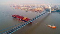Sebuah kapal kontainer terlihat di Sungai Yangtze, Taizhou, provinsi Jiangsu, China, Senin (12/12/2022). Kapal ini merupakan kapal kontainer terbesar di dunia.