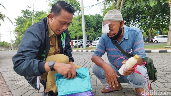 Penderita tumor jualan jas hujan