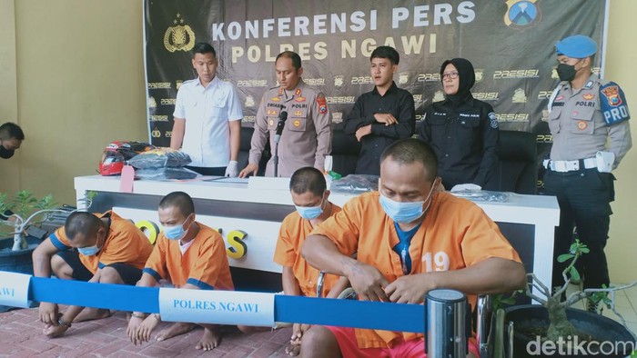 Penjambret di Ngawi yang ditangkap dihadirkna di jumpa pers