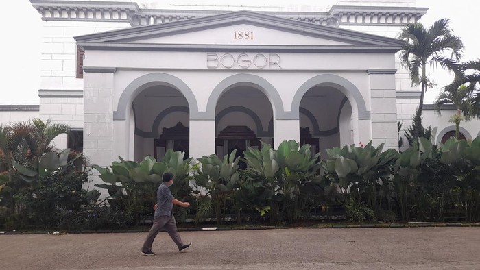Penumpang KRL di Stasiun Bogor.