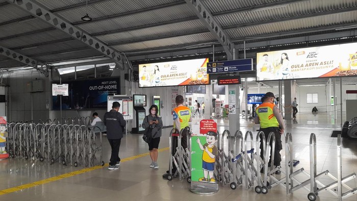 Penumpang KRL di Stasiun Bogor.