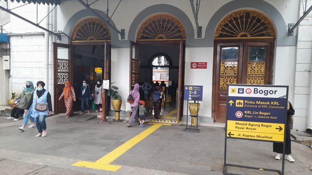 Penumpang KRL di Stasiun Bogor.