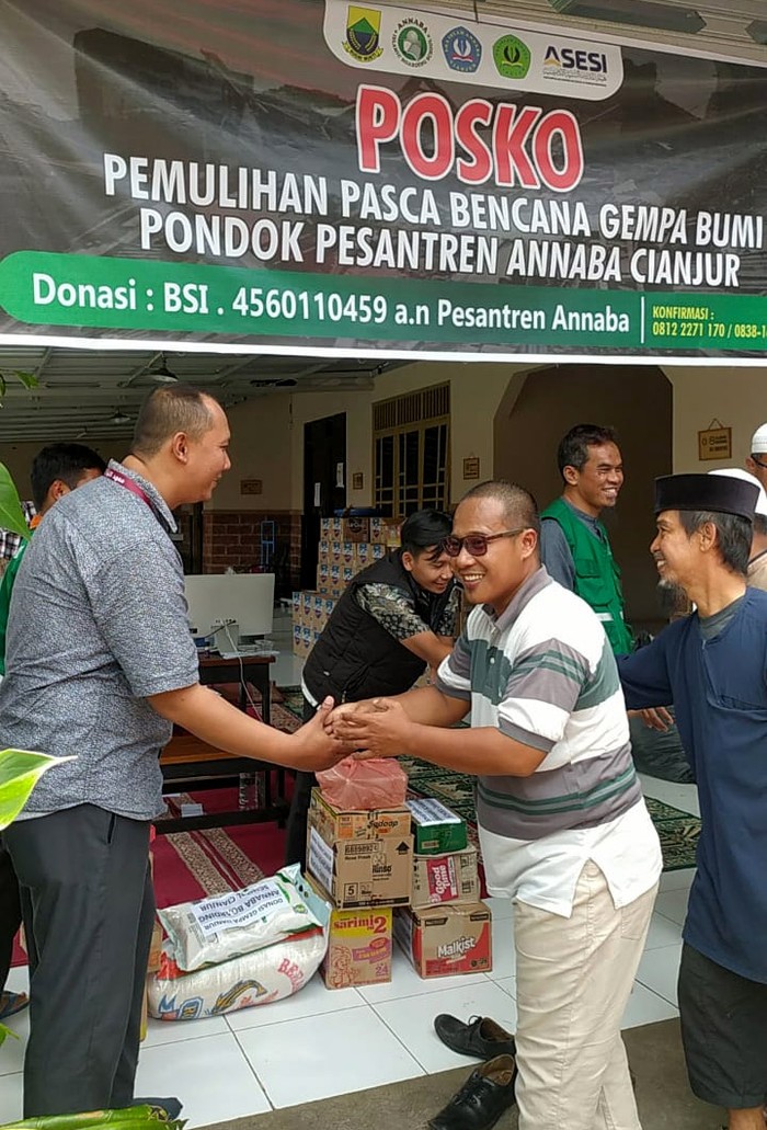 Bencana gempa bumi yang terjadi di Cianjur, Jawa Barat mengakibatkan ratusan ribu warga terpaksa tinggal dalam pengungsian. Bantuan pun terus mengalir dan semakin kondusif.