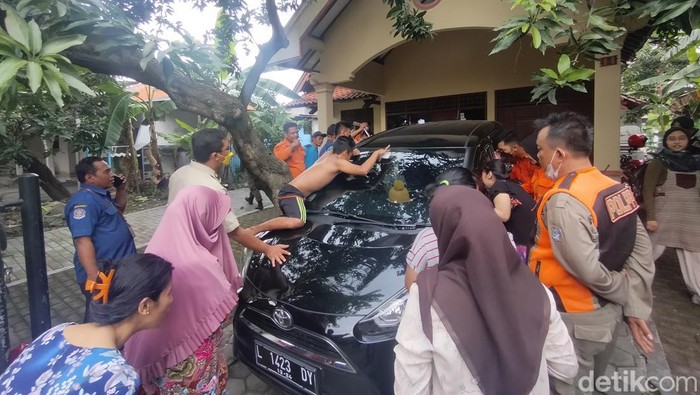Penyelamatan balita terjebak dalam mobil di Surabaya