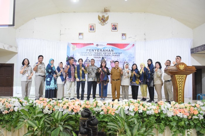 Penyerahan Sertifikan Tanah ke Warga Desa Sitinjo