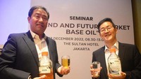 Vice President & Head of PB Business DL Chemical, Jang Do Seuk (kiri) berbincang dengan Solution Team Leader DL Chemical, Lee Hyeung Jin di sela-sela seminar tentang Base Oil di Jakarta, Selasa (13/12). Base Oil adalah bahan dasar yang digunakan suatu produk pelumas.