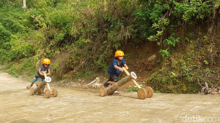 Permainan tradisional motor bambu di Enrekang yang masih dilestarikan