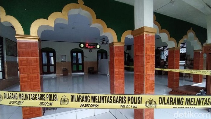Perusakan masjid di Salaman Magelang viral di media sosial. Aksi tersebut dilakukan oleh seorang wanita dan kini pelaku perusakan telah ditangkap polisi.