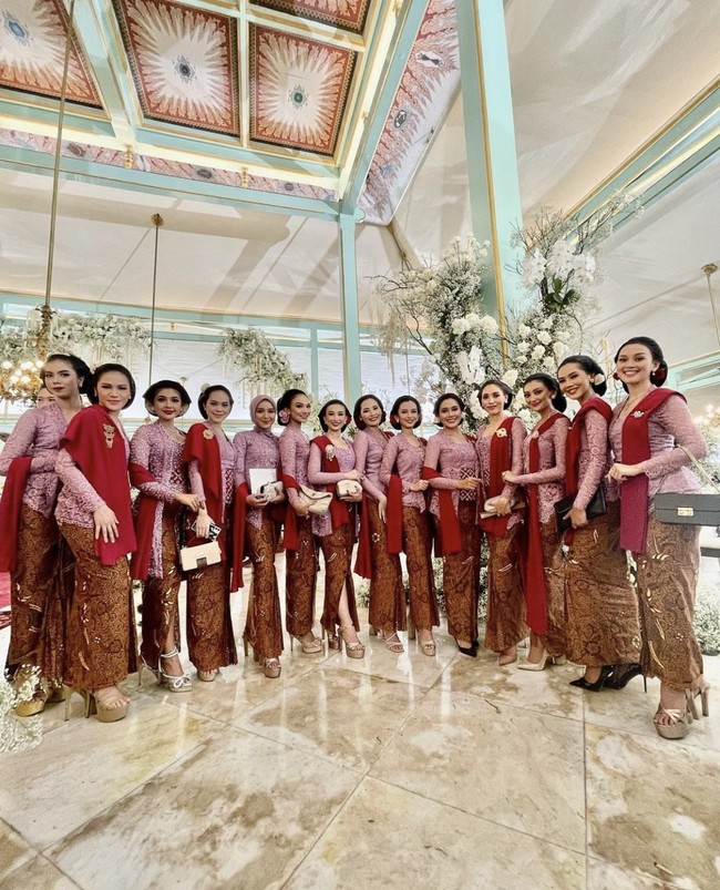 Sarjana Psikologi dari Universitas Indonesia ini mengungkapkan momen memakai seragam bridesmaid adat Jawa merupakan pengalaman ketiga bagi dirinya. Wearing Kebaya Kutubaru to a beautiful Javanese Royal Wedding Ceremony of our Dearest Bride @erinagudono & husband @kaesangp 💐 #TeamBrides rooting for #KaesayanganErina forever and ever 🫶🏻 My third experience as Javanese Bridesmaids, always love a traditional Javanese attire, all set with the traditional konde 💖, tulis Gina. Foto: Dok. Instagram @ginasinaga.