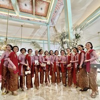 Sarjana Psikologi dari Universitas Indonesia ini mengungkapkan momen memakai seragam bridesmaid adat Jawa merupakan pengalaman ketiga bagi dirinya. Wearing Kebaya Kutubaru to a beautiful Javanese Royal Wedding Ceremony of our Dearest Bride @erinagudono & husband @kaesangp 💐 #TeamBrides rooting for #KaesayanganErina forever and ever 🫶🏻 My third experience as Javanese Bridesmaids, always love a traditional Javanese attire, all set with the traditional konde 💖, tulis Gina. Foto: Dok. Instagram @ginasinaga.