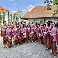 Wanita kelahiran 19 Agustus 1997 ini memperlihatkan 34 wanita cantik yang mewakili setiap provinsi di Indonesia tampil sebagai bridesmaid di pernikahan Erina dan Kaesang. 34 Puteri Indonesia 2022 terlihat anggun dan feminin menggunakan kebaya kutubaru lengkap dengan konde tradisional dan berfoto bersama di Pura Mangkunegaran, Solo.  Foto: Dok. Instagram @ginasinaga.
