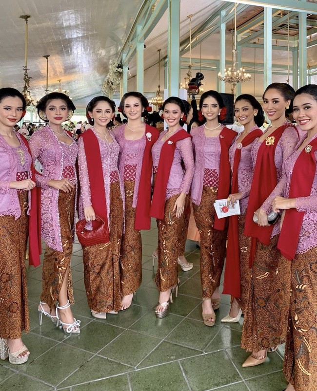 Para finalis Puteri Indonesia 2022 tampil kompak sebagai bridesmaid Erina dan mendapat pujian dari netizen. @Terkompak sepanjang sejarah PI 🔥🔥🔥buktinya ada trofi lho..., puji @achmadfiqriamrulloh. Circle terniaatt yaa shayy, kagum @imaypanay. Siapa lagi abis ini? Aku selalu sukak liat batch ini jadi bridesmaids❤️, saut @pemilikrinduu. Akur-akur dan kompak selalu ya kalian.. ditunggu di nikahan Batch PI22 selanjutnya ❤️😍, timpal @wahyuu.rmdhn. Foto: Dok. Instagram @ginasinaga.