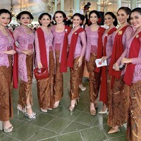 Para finalis Puteri Indonesia 2022 tampil kompak sebagai bridesmaid Erina dan mendapat pujian dari netizen. @Terkompak sepanjang sejarah PI 🔥🔥🔥buktinya ada trofi lho..., puji @achmadfiqriamrulloh. Circle terniaatt yaa shayy, kagum @imaypanay. Siapa lagi abis ini? Aku selalu sukak liat batch ini jadi bridesmaids❤️, saut @pemilikrinduu. Akur-akur dan kompak selalu ya kalian.. ditunggu di nikahan Batch PI22 selanjutnya ❤️😍, timpal @wahyuu.rmdhn. Foto: Dok. Instagram @ginasinaga.