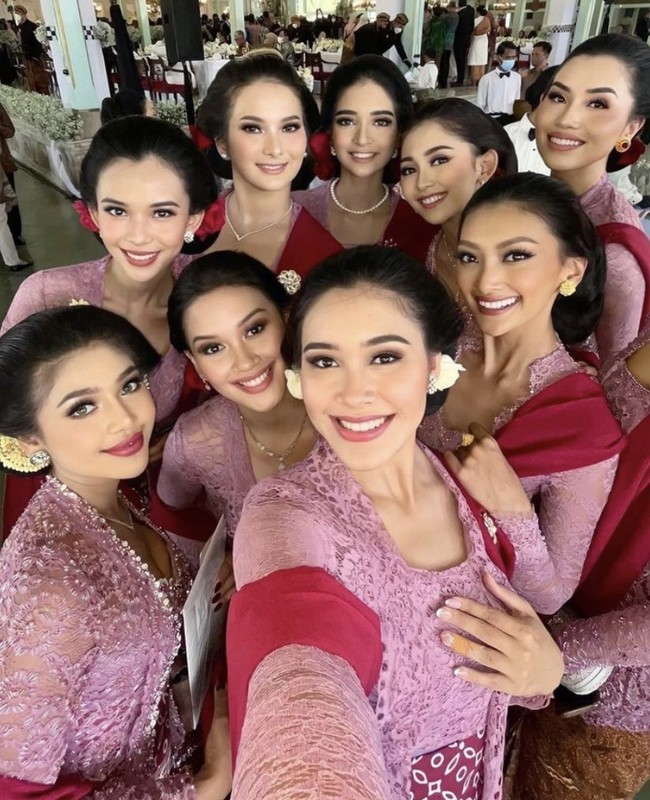 Di tengah kesibukan kegiatan masing-masing, momen pernikahan Kaesang dan Erina menjadi ajang reuni para finalis Puteri Indonesia 2022. Tampil menjadi bridesmaid, mereka pun tak lupa selfie untuk mengabadikan momen tersebut. Terlihat rona bahagia yang terpancar dari wajah mereka. Foto: Dok. Instagram @ginasinaga.