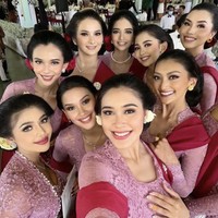 Di tengah kesibukan kegiatan masing-masing, momen pernikahan Kaesang dan Erina menjadi ajang reuni para finalis Puteri Indonesia 2022. Tampil menjadi bridesmaid, mereka pun tak lupa selfie untuk mengabadikan momen tersebut. Terlihat rona bahagia yang terpancar dari wajah mereka. Foto: Dok. Instagram @ginasinaga.