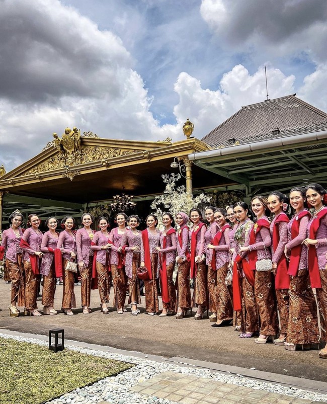 Erina Gudono sendiri dikenal sebagai finalis kontes kecantikan Puteri Indonesia tahun 2022 perwakilan Provinsi Daerah Istimewa Yogyakarta. Tak heran, 34 Puteri Indonesia 2022 memberikan dukungan dan menjadi bridesmaid pernikahannya. Momen tersebut diunggah oleh Magiana Ignasia Sinaga, S.Psi. yang merupakan Puteri Indonesia Kaltim 2022 dan Puteri Indonesia Intelegensia 1 2022 di akun Instagramnya @ginasinaga.  Foto: Dok. Instagram @ginasinaga.