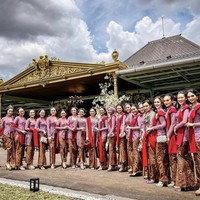 Erina Gudono sendiri dikenal sebagai finalis kontes kecantikan Puteri Indonesia tahun 2022 perwakilan Provinsi Daerah Istimewa Yogyakarta. Tak heran, 34 Puteri Indonesia 2022 memberikan dukungan dan menjadi bridesmaid pernikahannya. Momen tersebut diunggah oleh Magiana Ignasia Sinaga, S.Psi. yang merupakan Puteri Indonesia Kaltim 2022 dan Puteri Indonesia Intelegensia 1 2022 di akun Instagramnya @ginasinaga.  Foto: Dok. Instagram @ginasinaga.