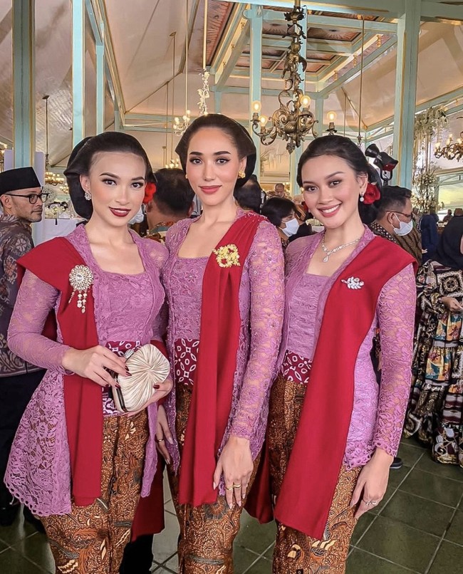 Pesona dan kecantikan 34 Puteri Indonesia 2022 mendapatkan banjir pujian dari pageant lovers dan warganet di media sosial. Cantik semua gak ada jelek, Masha Allah😍, puji akun @kana_nishino88. Cantik-cantik banget ya Puteri Indonesia Kita😍❤️, kagum akun @misterdakochan. Masya Allah putri cantiknya😻😍🤩, kata @dindumpy. Foto: Dok. Instagram @ginasinaga.