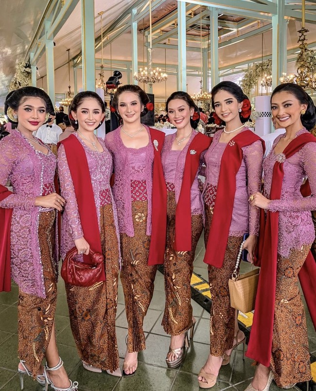 Resepsi acara pernikahan Erina dan Kaesang bertepatan dengan hari ulang tahun mempelai wanita. 34 Puteri Indonesia 2022 pun mengucapkan doa dan menambah kemeriahan acara pernikahan. Semoga sukacita damai sejahtera menyertai hidup baru kalian, dan selamat ulang tahun dearest Erina 👑 #KaesayanganErina #BrideSquad #Bridesmaid. Genuinely, Gina 💖 @officialputeriindonesia, ucap Gina.Foto: Dok. Instagram @ginasinaga.