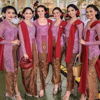 Resepsi acara pernikahan Erina dan Kaesang bertepatan dengan hari ulang tahun mempelai wanita. 34 Puteri Indonesia 2022 pun mengucapkan doa dan menambah kemeriahan acara pernikahan. Semoga sukacita damai sejahtera menyertai hidup baru kalian, dan selamat ulang tahun dearest Erina 👑 #KaesayanganErina #BrideSquad #Bridesmaid. Genuinely, Gina 💖 @officialputeriindonesia, ucap Gina.Foto: Dok. Instagram @ginasinaga.