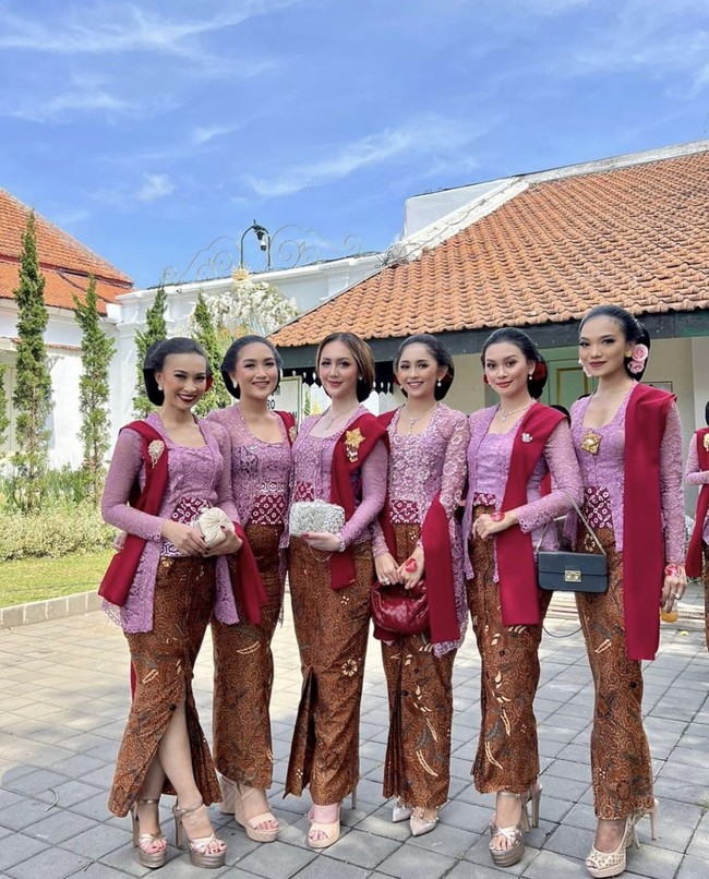 34 Puteri Indonesia 2022 juga memberikan doa untuk Erina dan Kaesang. We’re genuinely happy for our sister, Puteri Indonesia DIY @erinagudono and husband @kaesangp 💐 Selamat berpesta berbahagia juga bapak @jokowi dan keluarga, tulis Gina. Foto: Dok. Instagram @ginasinaga.