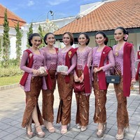 34 Puteri Indonesia 2022 juga memberikan doa untuk Erina dan Kaesang. We’re genuinely happy for our sister, Puteri Indonesia DIY @erinagudono and husband @kaesangp 💐 Selamat berpesta berbahagia juga bapak @jokowi dan keluarga, tulis Gina. Foto: Dok. Instagram @ginasinaga.