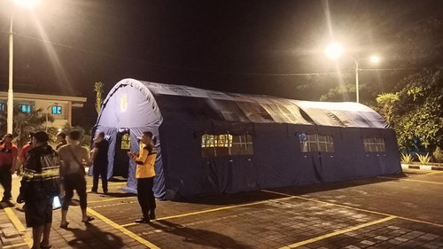 Petugas BPBD Karangasem saat membangun tenda darurat di RSUD Karangasem, Bali, Selasa (13/12/2022).