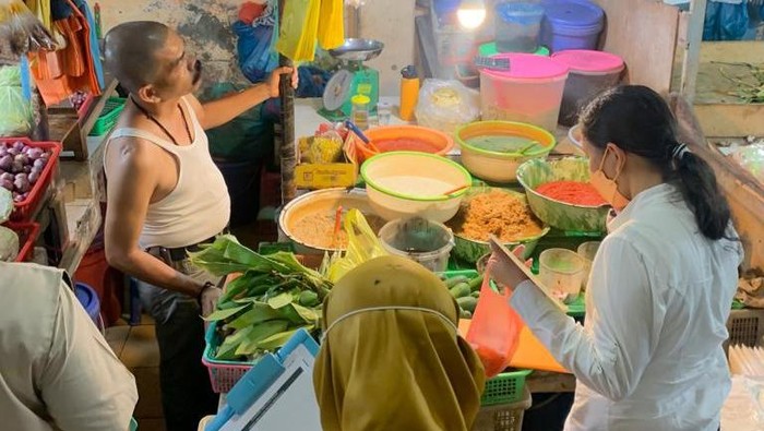 Petugas BPOM di Batam melakukan pengecekan sampel bahan pangan di Pasar Aviari, Sagulung, Kota Batam. (Foto: Dok BPOM di Batam)