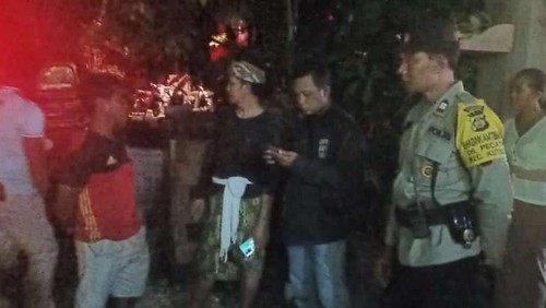 Pihak Kepolisian Sektor (Polsek) Kuta Selatan saat mengecek lokasi kebakaran kayu di Desa Pecatu, Kuta Selatan, Badung, Senin (12/12/2022) malam Wita. Foto: Istimewa