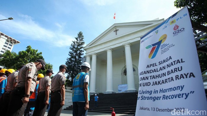 PLN Siap Amankan Pasokan Listrik untuk Nataru di Jakarta Jelang perayaan Natal tahun 2022 dan Tahun Baru 2023 PLN Unit Induk Distribusi (UID) Jakarta Raya menggelar apel siaga pasokan listrik di halaman gedung Gereja Immanuel, Selasa (13/12/2022).