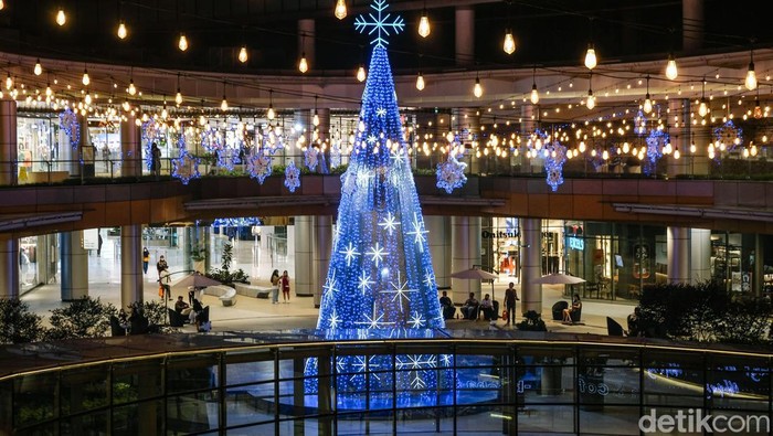 Pohon Natal setinggi 12 meter di Delipark Medan. (Kartika/detikSumut)