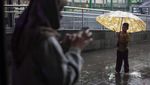 Potret Anak-anak Ojek Payung Menjemput Rejeki di Tengah Hujan