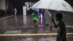 Potret Anak-anak Ojek Payung Menjemput Rejeki di Tengah Hujan