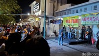 Para pengunjung ikut bernyanyi dan mengabadikan penampilan para musisi tersebut. Foto: Anggah/detikJateng