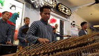 Lokasi penampilan seniman ini di antaranya di depan Teras Maliboro, Pasar Bringharjo, dan Hotel Mutiara. Foto: Anggah/detikJateng