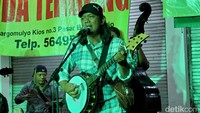 Sepanjang jalan legendaris Kota Jogja ini dimeriahkan oleh para penampilan para musisi dan seniman jalanan. Foto: Anggah/detikJateng