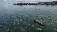Fotu udara seorang ibu suku bajo mencari ikan dengan sampannya di Kecamatan Wanci, Kabupaten Wakatobi, Sulawesi Tenggara, Senin (12/12/2022).