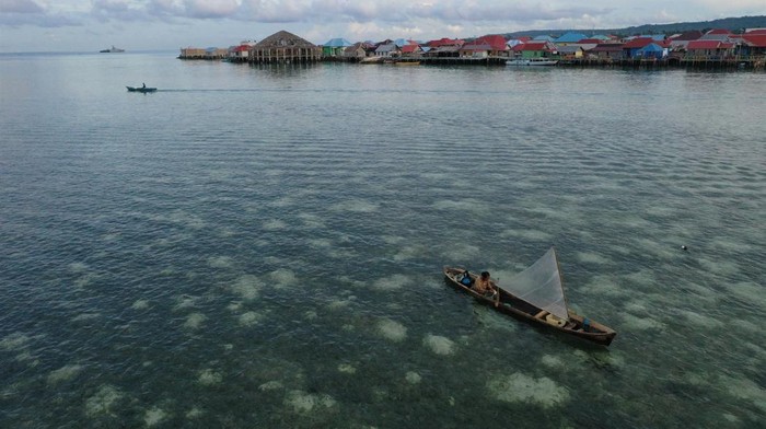 Fotu udara pemukiman suku bajo di Kecamatan Wanci, Kabupaten Wakatobi, Sulawesi Tenggara. Jumlah populasi Suku Bajo yang mendiami kawasan ini sekitar 20 ribu jiwa.