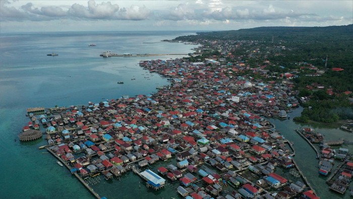 Fotu udara pemukiman suku bajo di Kecamatan Wanci, Kabupaten Wakatobi, Sulawesi Tenggara. Jumlah populasi Suku Bajo yang mendiami kawasan ini sekitar 20 ribu jiwa.