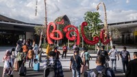 Turis lokal berbondong-bondong di kedatangan domestik bandara Ngurah Rai di Denpasar, Bali, Rabu (7/12/2022). Parlemen Indonesia memilih untuk mengesahkan undang-undang yang melarang seks di luar nikah pada hari Selasa, dalam sebuah langkah yang menurut para kritikus dikutip di media lokal akan sangat berdampak pada industri pariwisata.  